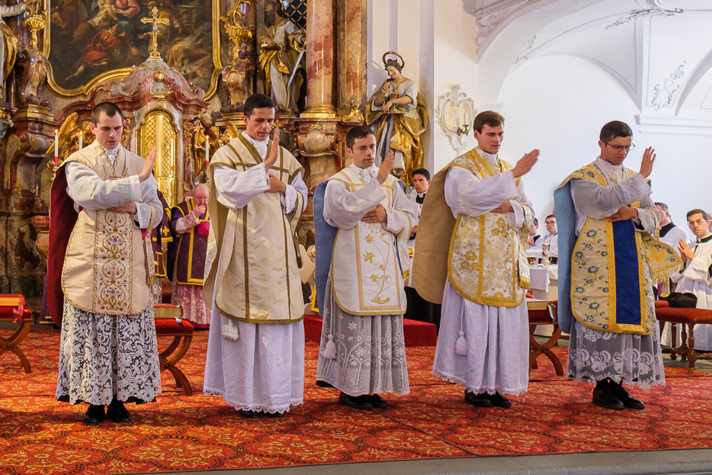 Ordenados cinco sacerdotes de la FSSP