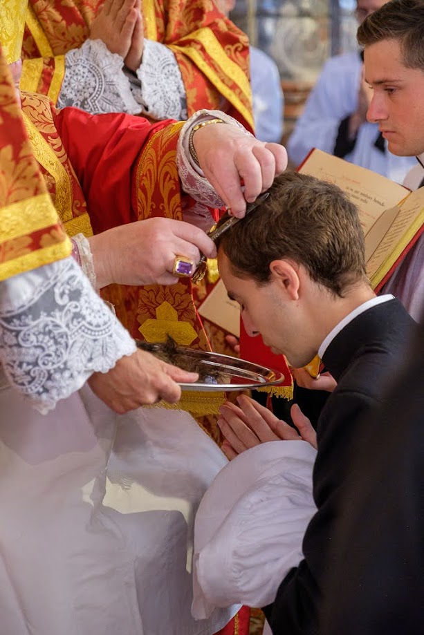 Toma de sotana y tonsuras de 17 seminaristas de la FSSP